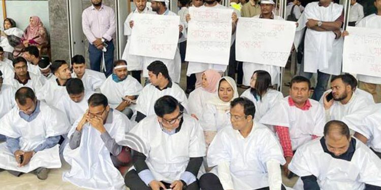 কাফনের কাপড় পরে এনবিআরে কলম বিরতি