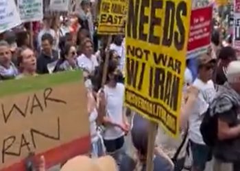 ইরানে হা'মলায় যুক্তরাষ্ট্রের জড়িত না হওয়ার দাবিতে নিউইয়র্কে বিক্ষোভ