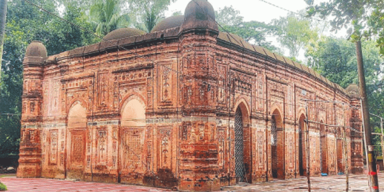 ঐতিহ্য ও স্থাপত্যের নিদর্শন বাঘা মসজিদ: সংরক্ষণের অভাবে হারাচ্ছে রূপ