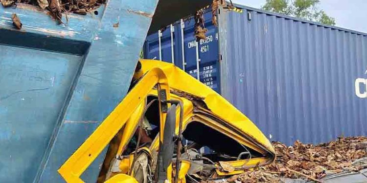 চট্টগ্রামে চলন্ত লরির পেছনে ধাক্কা ড্রাম ট্রাকচালক ও সহকারী নি'হত