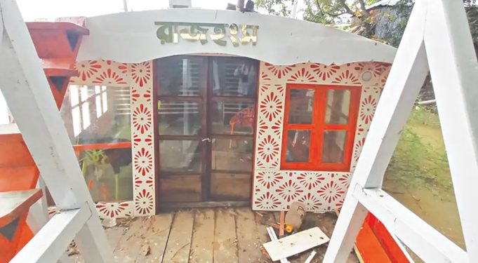 সাংবাদিকের রাজহংস দখলে নিলেন বিএনপি নেতা