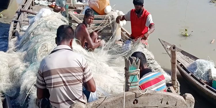 ৫৮ দিনের নিষেধাজ্ঞা শেষে সাগরে ফিরল জেলেদের জীবন ও কর্মচাঞ্চল্য