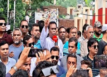 টাঙ্গাইলে আইনশৃঙ্খলা অবনতির প্রতিবাদে স্বেচ্ছাসেবক দলের বিক্ষোভ