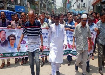 তারেক রহমানকে নিয়ে কটুক্তির প্রতিবাদে টাঙ্গাইলে শ্রমিকদলের বিক্ষোভ মিছিল