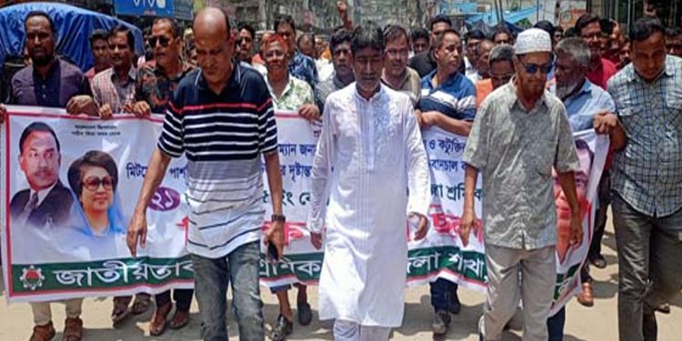 তারেক রহমানকে নিয়ে কটুক্তির প্রতিবাদে টাঙ্গাইলে শ্রমিকদলের বিক্ষোভ মিছিল