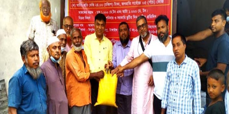 টাঙ্গাইলে ২৭ দিন পর ওএমএস চাল ও আটা বিক্রি শুরু