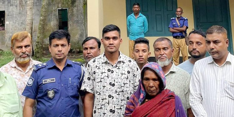 সেনা সদস্যের মানবিকতা: বাড়ি ফিরলেন হারিয়ে যাওয়া বৃদ্ধা