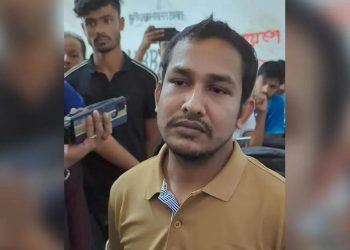 ঢাবির হলে শিক্ষার্থীদের হাতে আ'টক ছাত্রলীগ নেতা