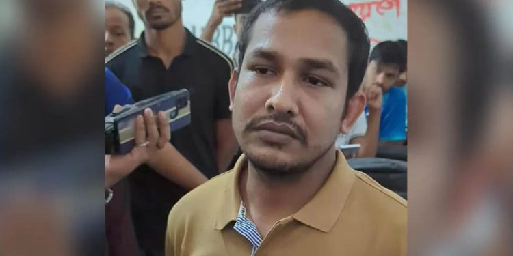 ঢাবির হলে শিক্ষার্থীদের হাতে আ'টক ছাত্রলীগ নেতা