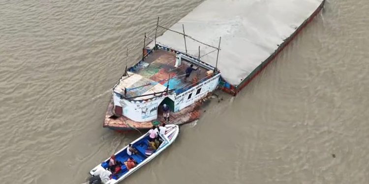পাবনার পদ্মা নদীতে বালু মহাল নিয়ে গোলাগু'লি রাখাল গু'লিবিদ্ধ