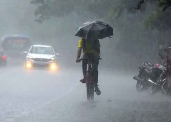 দেশের চার বিভাগে ভারি বৃষ্টির সতর্কতা চট্টগ্রামে ভূমিধসের আশঙ্কা