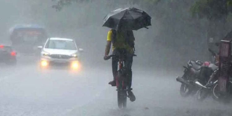 দেশের চার বিভাগে ভারি বৃষ্টির সতর্কতা চট্টগ্রামে ভূমিধসের আশঙ্কা