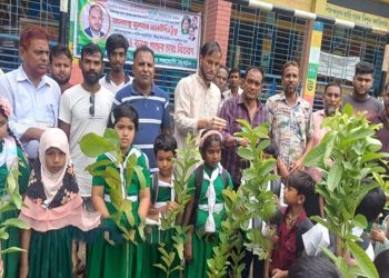 টাঙ্গাইলে শিক্ষার্থীদের মাঝে বিএনপির গাছের চারা বিতরণ