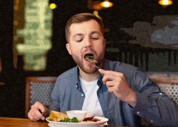 রাত ৯টার পর খাবার? হজম থেকে হরমোন–জেনে নিন ক্ষতির তালিকা