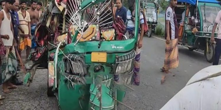 টাঙ্গাইলে বাস-সিএনজি সংঘর্ষে মা-ছেলেসহ তিনজন নি'হত