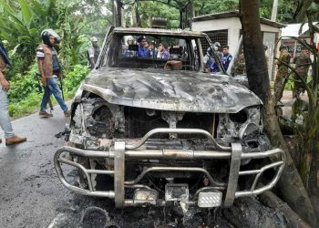 গোপালগঞ্জে আওয়ামী লীগ সমর্থকদের হা'মলা পুলিশের গাড়িতে আ'গুন