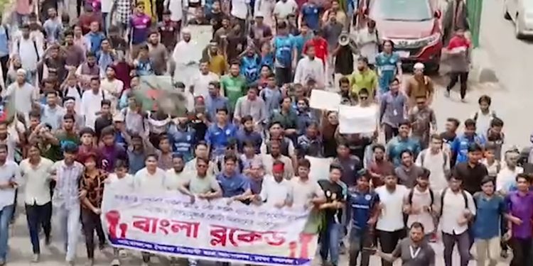 কোটা বাতিলের দাবিতে দেশজুড়ে সড়ক-রেলপথ অবরোধ শিক্ষার্থীদের বাংলা ব্লকেড চতুর্থ দিনে