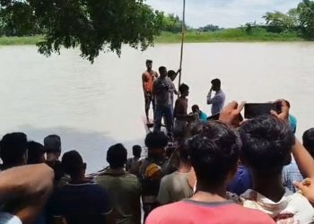 পাকুন্দিয়ায় ব্রহ্মপুত্রে নৌকাডুবি: এক শিশুর ম'রদেহ উদ্ধার দুইজন নিখোঁজ