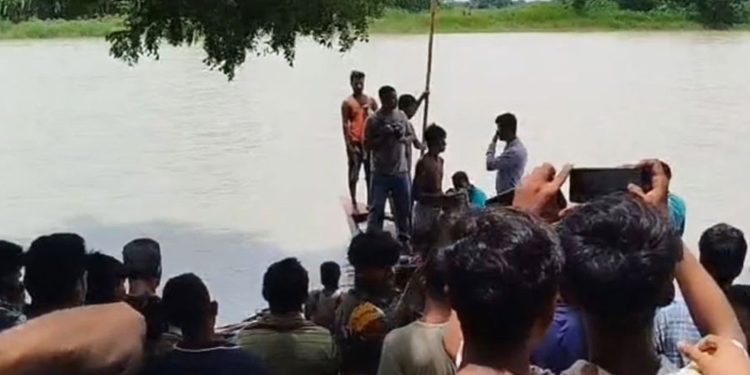 পাকুন্দিয়ায় ব্রহ্মপুত্রে নৌকাডুবি: এক শিশুর ম'রদেহ উদ্ধার দুইজন নিখোঁজ