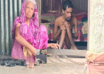 টাঙ্গাইলে শিকলে বন্দি সাইফুল ছেলেকে বাঁচাতে মায়ের ভিক্ষার জীবন