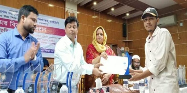গোপালপুরে কৃতি শিক্ষার্থীদের সংবর্ধনা ও পুরস্কার বিতরণ