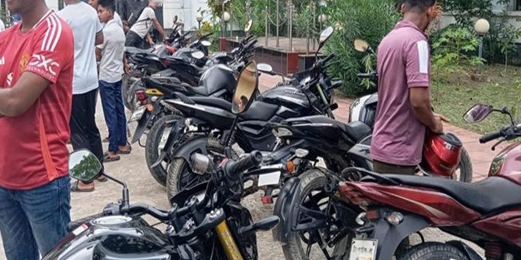 মির্জাপুরে পরীক্ষাকেন্দ্রের আশেপাশে হর্ন বাজিয়ে মোটরসাইকেল চালনায় ৭ জনকে জরিমানা