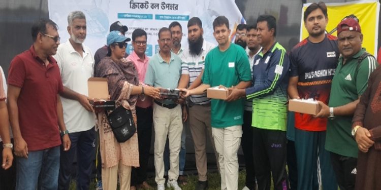 টাঙ্গাইলে উদীয়মান ক্রিকেটারদের পাওয়ার হিটিংয়ে গলফ প্রশিক্ষণ