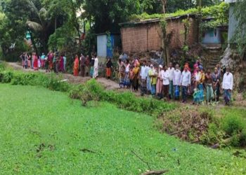 টাঙ্গাইলের মির্জাপুরে সরকারি রাস্তা দখলমুক্তের দাবিতে এলাকাবাসীর মানববন্ধন