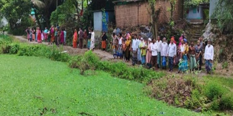 টাঙ্গাইলের মির্জাপুরে সরকারি রাস্তা দখলমুক্তের দাবিতে এলাকাবাসীর মানববন্ধন