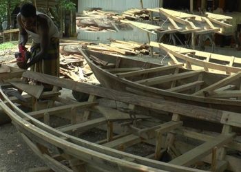 টাঙ্গাইলে বর্ষায় নৌকা বিক্রি ও তৈরিতে ব্যস্ত মৌসুমি কাঠমিস্ত্রিরা