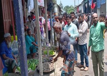 টাঙ্গাইলের গোপালপুরে ফুটপাত দখলমুক্ত করতে ইউএনও’র অভিযান