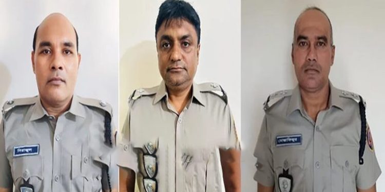 টাঙ্গাইলে সাবেক কাউন্সিলরের টাকা লুটের অভিযোগে মা'দক নিয়ন্ত্রণের ৩ কর্মকর্তা বরখাস্ত