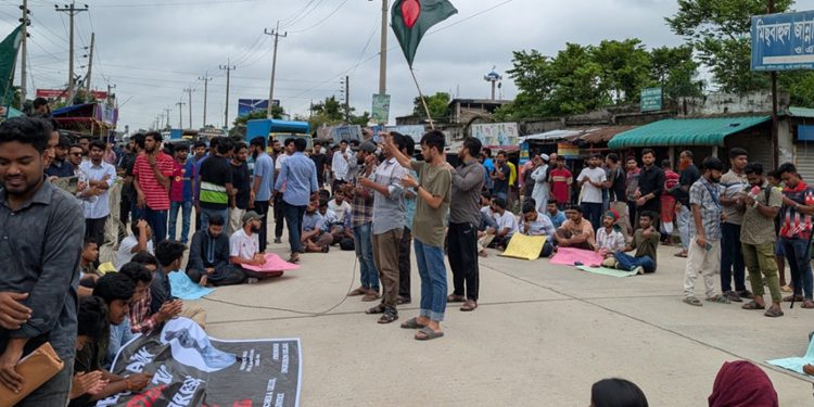 বিআইটি দাবিতে শিক্ষার্থীদের ময়মনসিংহ-টাঙ্গাইল মহাসড়ক অবরোধ