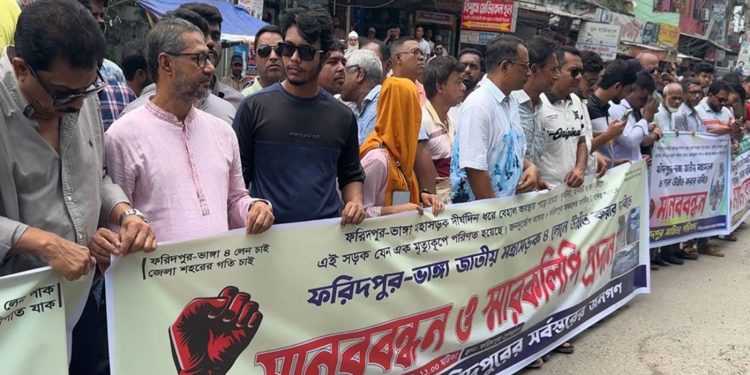 ঢাকা-বরিশাল মহাসড়কের ফরিদপুর-ভাঙ্গা অংশ দ্রুত চার লেন করার দাবিতে মানববন্ধন”