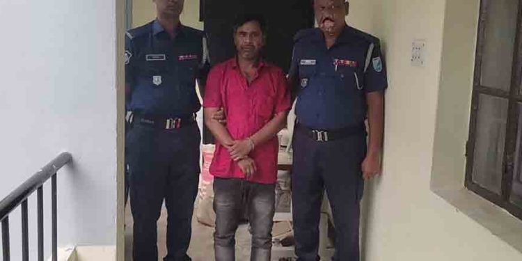 গাজীপুরে চাঁ'দাবাজি মা'মলার আসামি বহিষ্কৃত যুবদল নেতাকে পুলিশের হাতে তুলে দিলেন বিএনপি নেতা