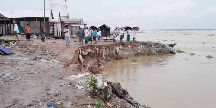 পদ্মা সেতু সংলগ্ন জাজিরায় রক্ষা বাঁধে ফের ধস হু'মকিতে ছয় শতাধিক পরিবার