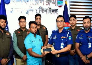 চুরি হওয়া মোবাইল ও অর্থ মালিকদের ফিরিয়ে দিল ঝিনাইদহ পুলিশ