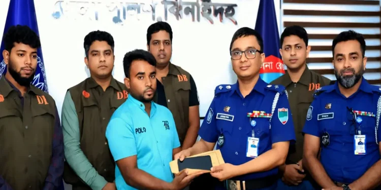চুরি হওয়া মোবাইল ও অর্থ মালিকদের ফিরিয়ে দিল ঝিনাইদহ পুলিশ