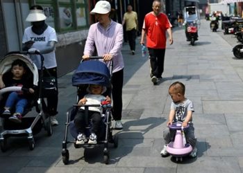 জন্মহার বাড়াতে প্রতি শিশুকে ৫০০ ডলার দেবে চীন