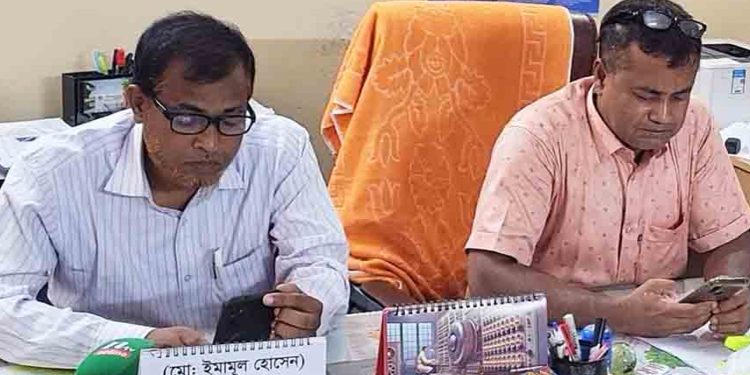নওগাঁর মহিলা কলেজে চেয়ার দখল নিয়ে উত্তেজনা শিক্ষার পরিবেশ বিপর্যস্ত