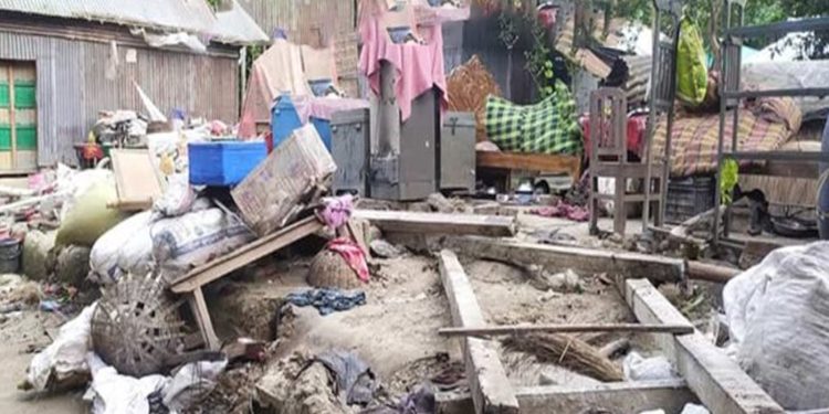 টাঙ্গাইলের ধনবাড়ীতে জমি বিরোধে ঘরবাড়ি ভাঙচুর ও লু'টপাট