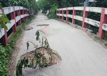 টাঙ্গাইলে ৪০ বছরের পুরোনো ঝুঁকিপূর্ণ সেতু চারটি গর্তে মরণফাঁদে লক্ষাধিক মানুষ