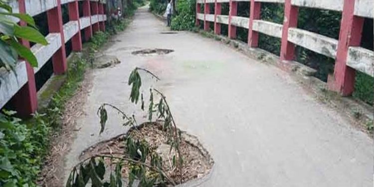 টাঙ্গাইলে ৪০ বছরের পুরোনো ঝুঁকিপূর্ণ সেতু চারটি গর্তে মরণফাঁদে লক্ষাধিক মানুষ