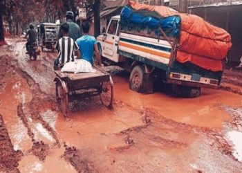সখীপুর-ভালুকা সড়কে খানাখন্দে দুর্ভোগ জেলা প্রশাসকের নির্দেশে শুরু হলো মেরামত