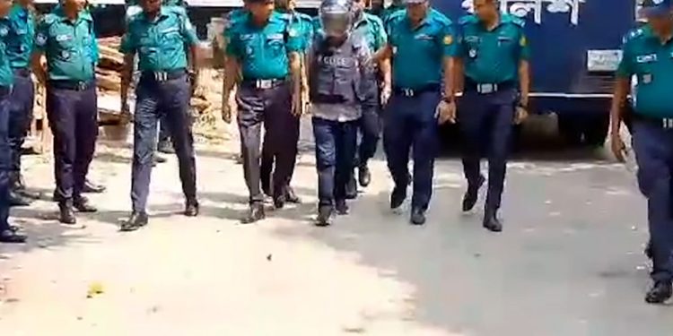 গণঅভ্যুত্থানের ৭ মা'মলায় সাবেক মন্ত্রী-এমপি ও পুলিশ কর্মকর্তাসহ ৩৯ আসামি ট্রাইব্যুনালে হাজির”