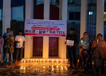 গণঅভ্যুত্থানের শহীদদের স্মরণে মোমশিখা প্রজ্বলন