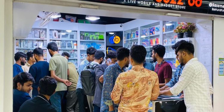 মোবাইল বাজ বিডিতে নিয়মিত ভীড়, শুক্রবার ও মঙ্গলবারে প্রযুক্তিপণ্যে বাড়তি আগ্রহ!