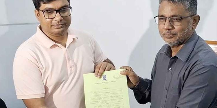 ঢাকা বিশ্ববিদ্যালয় ডাকসুতে প্রথম মনোনয়ন জমা দিলেন জুলিয়াস সিজার