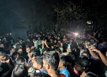 চট্টগ্রাম বিশ্ববিদ্যালয়ে শিক্ষার্থী-এলাকাবাসীর সংঘর্ষে আহত অর্ধশতাধিক