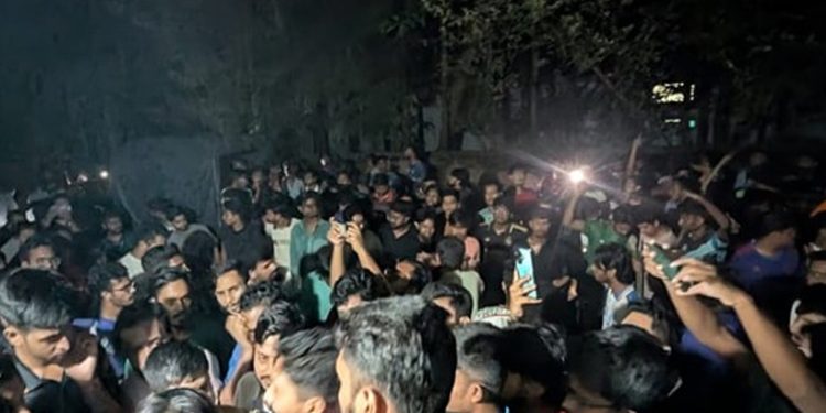 চট্টগ্রাম বিশ্ববিদ্যালয়ে শিক্ষার্থী-এলাকাবাসীর সংঘর্ষে আহত অর্ধশতাধিক